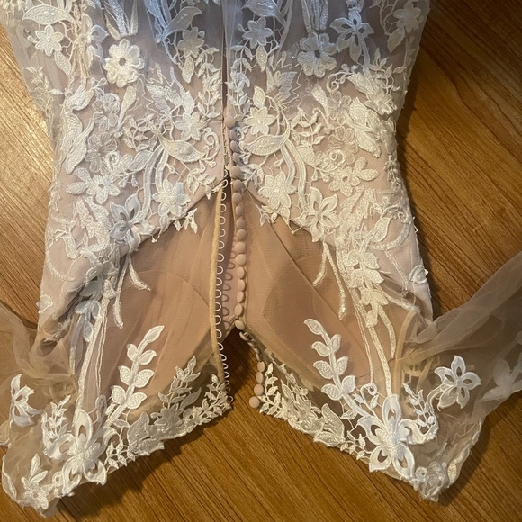 Elegant Lace Wedding Dress - Picture 2 of 9